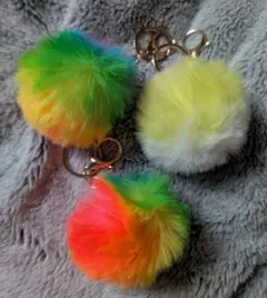 虹色★カラフルポンポンキーホルダー３個セット★フェイクファー★新品