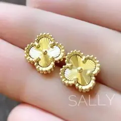 限定sale【ゴールド】ステンレス　クローバー　フラワーモチーフ　スタッドピアス