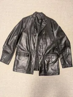 黒のレザーボタンジャケット