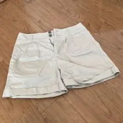 ライトベージュ ショートパンツ