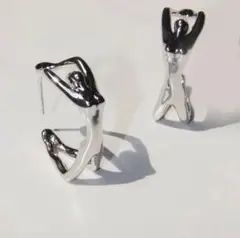 シルバー人型デザインピアス　可愛い　お洒落　個性的　カジュアル　新品　ユニーク