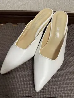 ホワイト ポインテッドトゥ ミュール