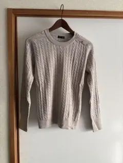 【新品】INDIVI インディヴィ メタルボタン付ベージュ色ケーブル編みニット