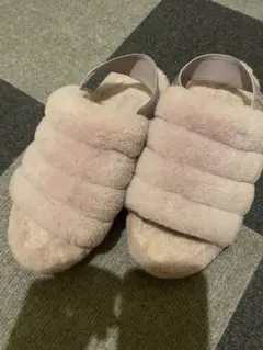 ❤︎UGG ファーサンダル キラキラストーンストラップ付き ピンク❤︎のサムネイル