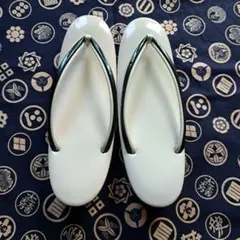 ホワイト草履 黒ストラップ付き 鼻緒は白に濃い緑が重なってあります