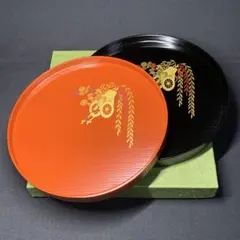K912⭐︎美品 平安象彦 御所車と柳図 丸盆 赤黒一対 箱入のサムネイル