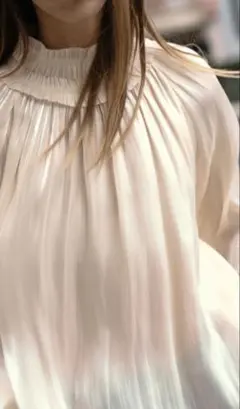 美品✳︎ZARA✳︎光沢生地サテンブラウスのサムネイル