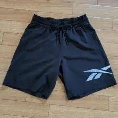 Reebok 黒 ショートパンツ