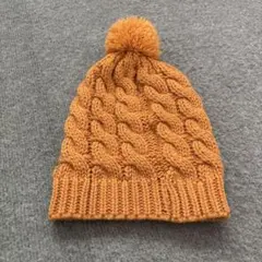 オレンジ ケーブル編み ニット帽 ポンポン付き