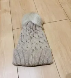 ベージュ ケーブル編み ニット帽 ファー付き