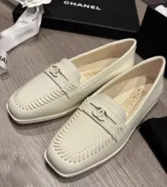 【新品未使用】CHANEL パテントレザー ローファー ホワイトのサムネイル