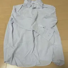 ブルーの長袖シャツ