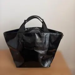 エルベシャプリエ舟型 トートバッグヴェルニ黒エナメルのサムネイル