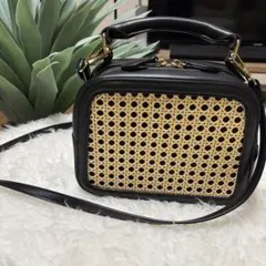 新品！✨BEAMSラタンボックス型ハンドバッグ 黒とベージュ。　ショルダー付き♪のサムネイル