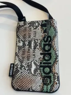 adidas ヘビ柄ポーチ スマホケース