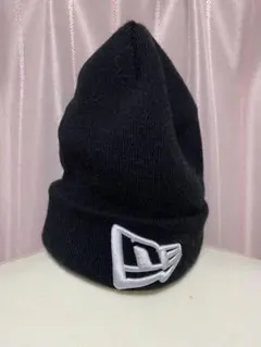 ニュエラ　ブラック ニット帽　ロゴ刺繍