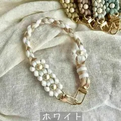 ハンドストラップ　ホワイト　シャンパン　ゴールド　パラコード　お花　パール