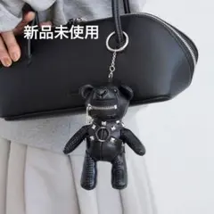 meongblue KANAGUブラック レザー 調ハンドバッグ チャーム付き - メルカリ