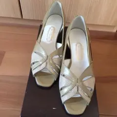 Yoshinoya ベージュ オープントゥパンプス