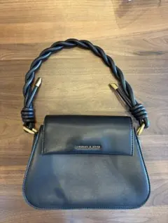 CHARLES & KEITH ブラックハンドバッグ