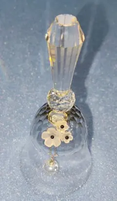 SWAROVSKIクリスタルガラス製 ベル 置物 花モチーフ - メルカリ