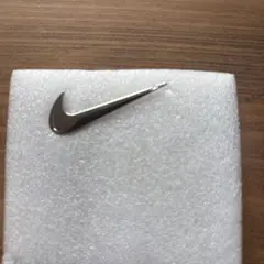 NIKE ピンバッジ （シルバーカラー）のサムネイル