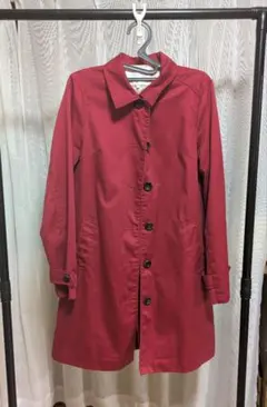 赤色トレンチコート 膝上丈 ボタン式