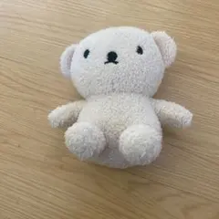 クリーム色の小型ぬいぐるみ