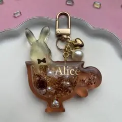 96レジン　シャカシャカキーホルダー　シェイカー うさぎのティーカップ　アリス