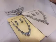 ティアラ１点、ネックレス２点、ピアス５点セット売り