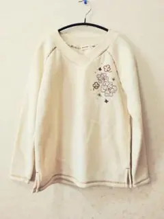花柄刺繍入りクリーム色Vネックニットセーター