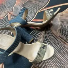 FERRAGAMOレディースサンダル23cm ブランド　蛇革　ダイヤ風中古のサムネイル
