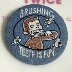 おさるのジョージ　刺繍缶バッジ　缶バッジ　デニム