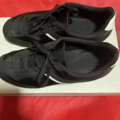 黑色三條紋運動鞋