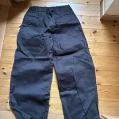 黒のワークパンツ