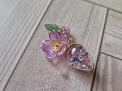 紫色の花とキラキライチゴのチャーム