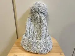 ライトホワイトグレー ポンポン付きニット帽