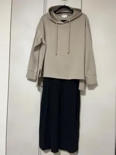 ベージュフード付きスウェットと黒プリーツスカートセット