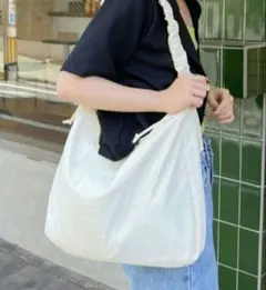 ホワイト ショルダーバッグ 大容量
