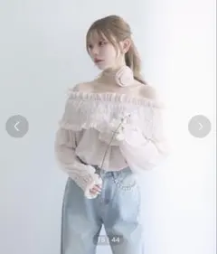 TITTY&CO シャーリングフリルオフショルトップスのサムネイル