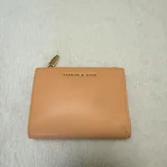 CHARLES & KEITH 二つ折り財布 ピンクベージュのサムネイル