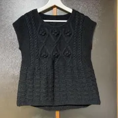 黒のノースリーブニットトップス