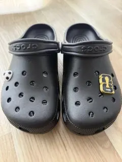未使用！サッカーチャームつき！Crocs クロックス サンダル ブラックのサムネイル