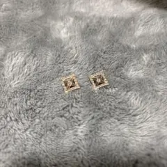 【新品】ゴールドクリスタル四角形スタッドピアス