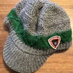 ダブルビー　グレーと緑のニット帽