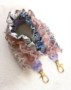 シルバー×デニム×ピンク系フリルドット有ハンドストラップ　スマホストラップ