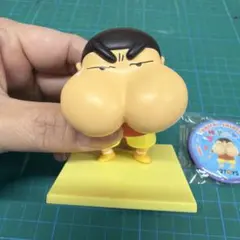 クレヨンしんちゃん フィギュア 缶バッジ付き