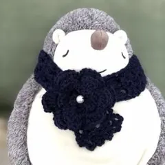 ネイビーの花モチーフ付きスヌード風マフラー