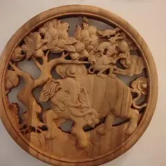 ☘️即日発送☘️木製 彫刻 象と猿と花のオブジェ 壁掛け装飾約25cm