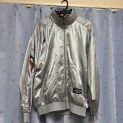 シルバー ナイロンジャケット 刺繍入り